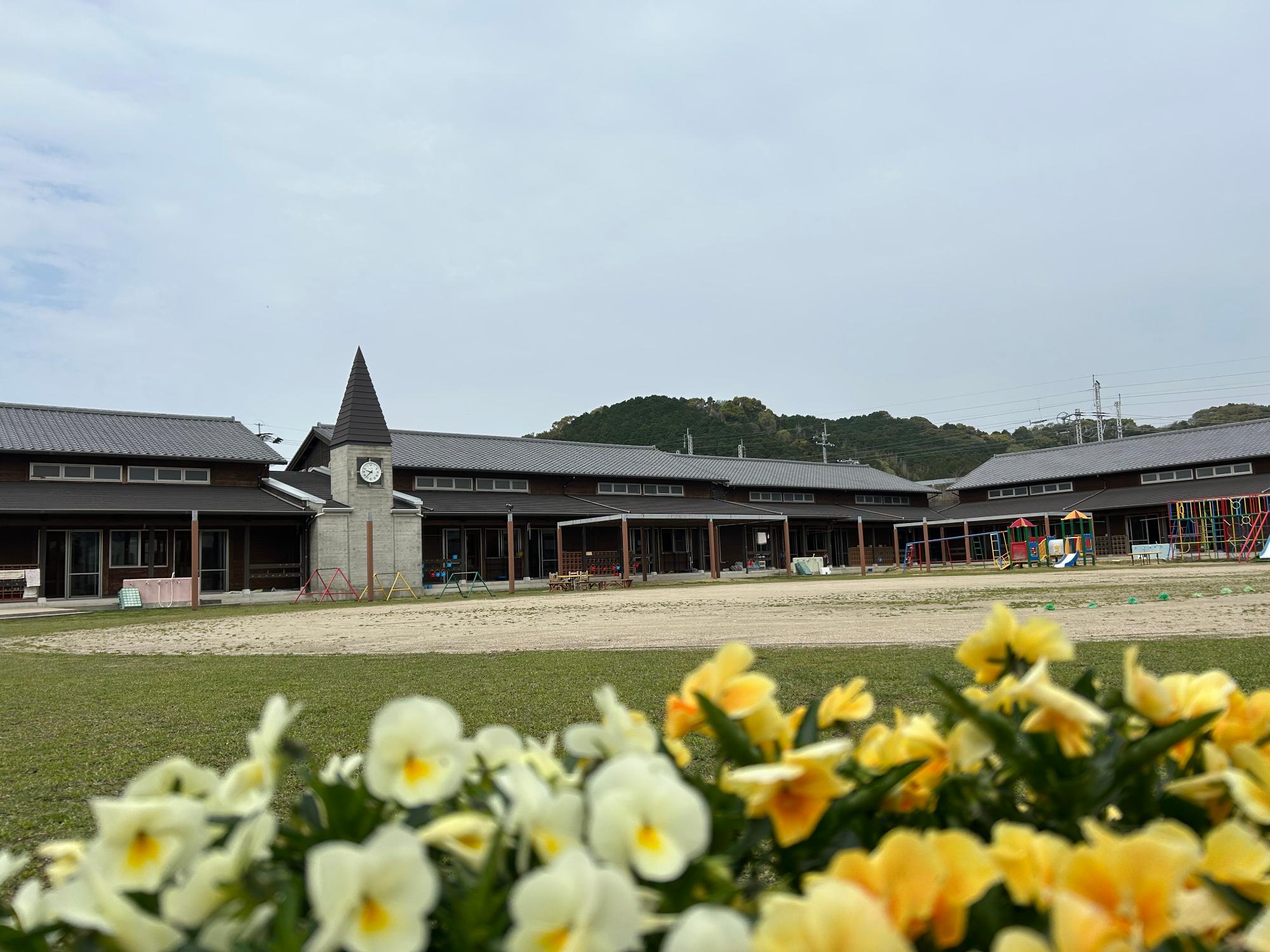 2026年4月幼稚園と花