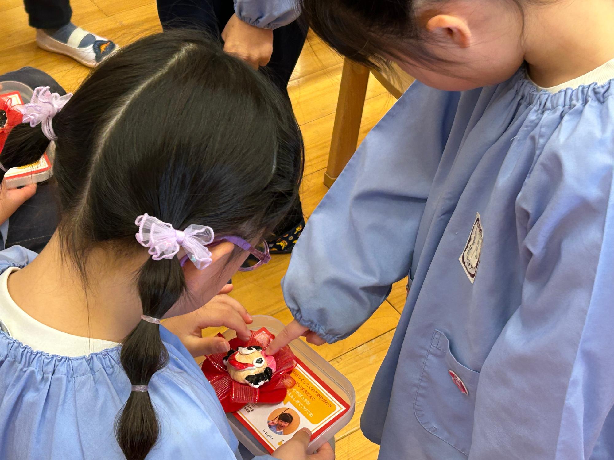 2026年中組さんから年長さんへバッチが手渡されました