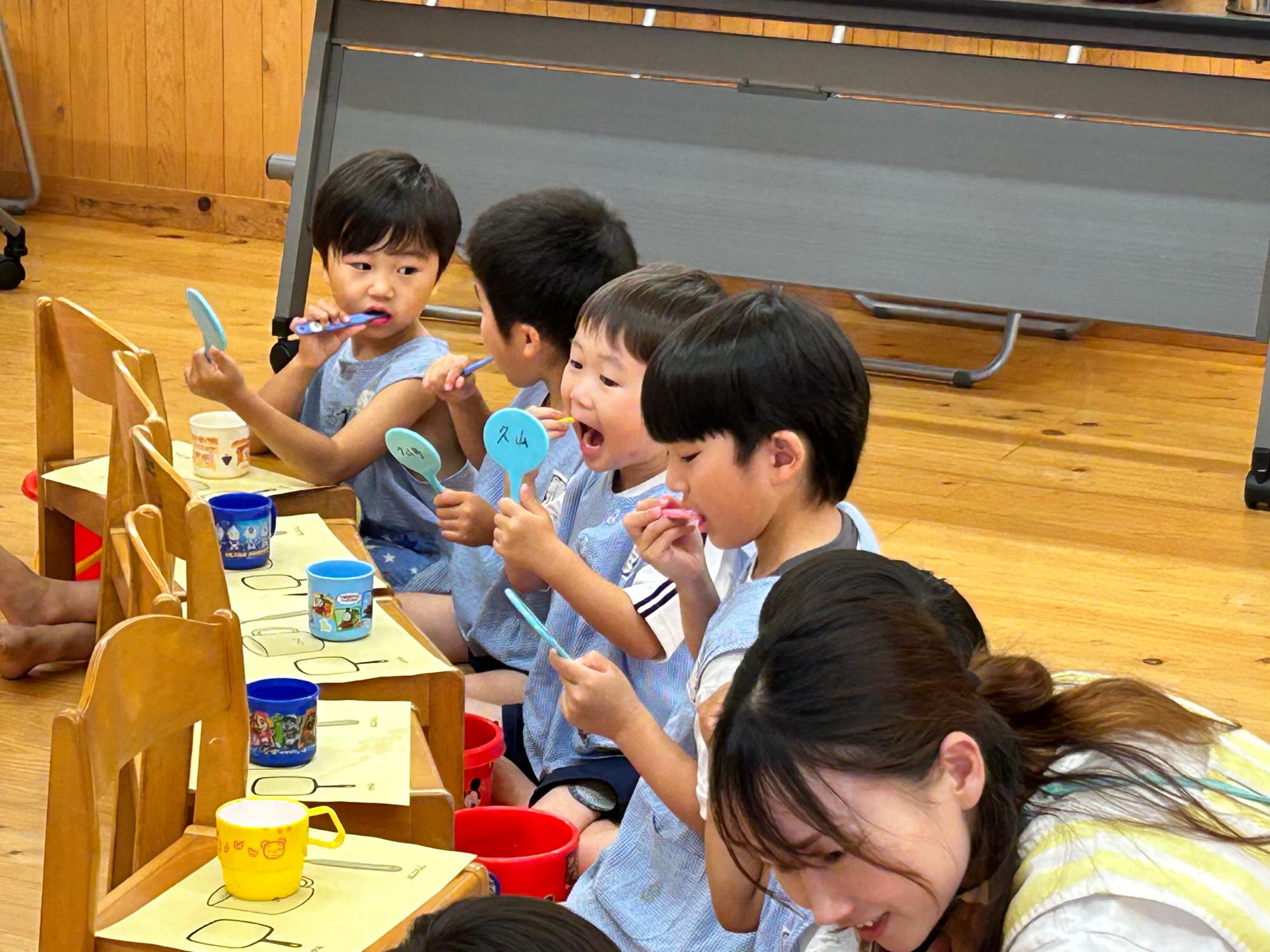 2026年6月ブラッシング指導を受ける年中さん