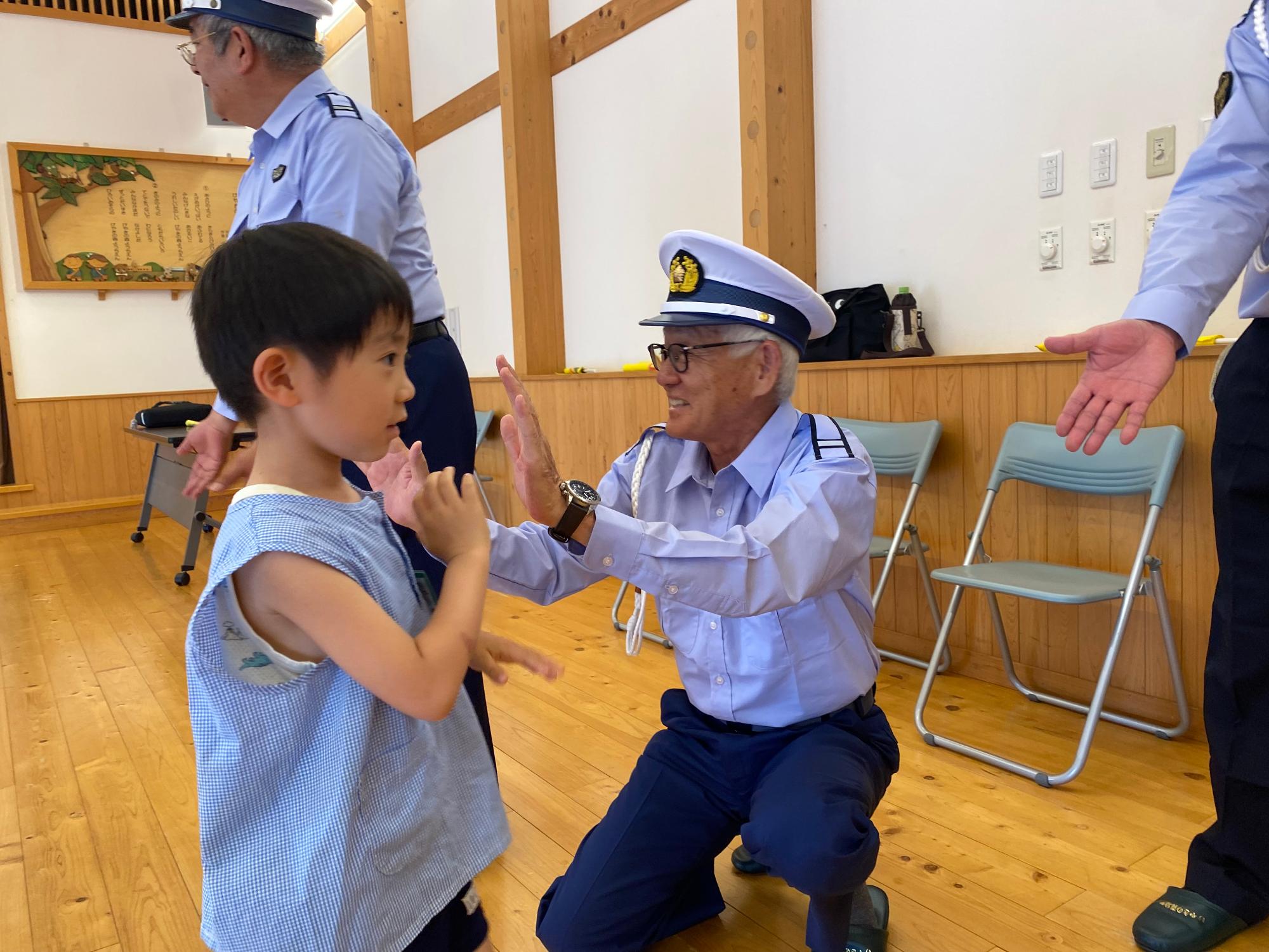 2026年5月町の交通指導員さんにお礼のタッチ