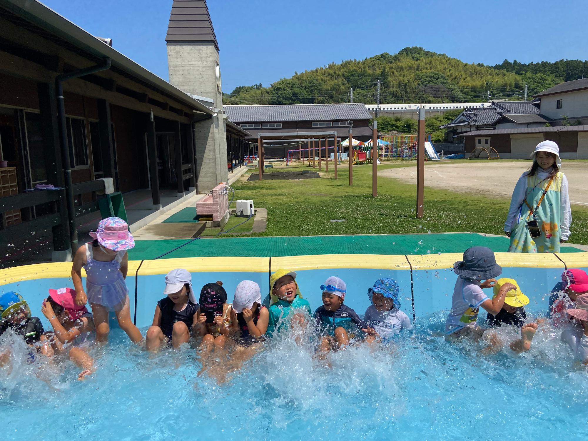 プールに入って水しぶき