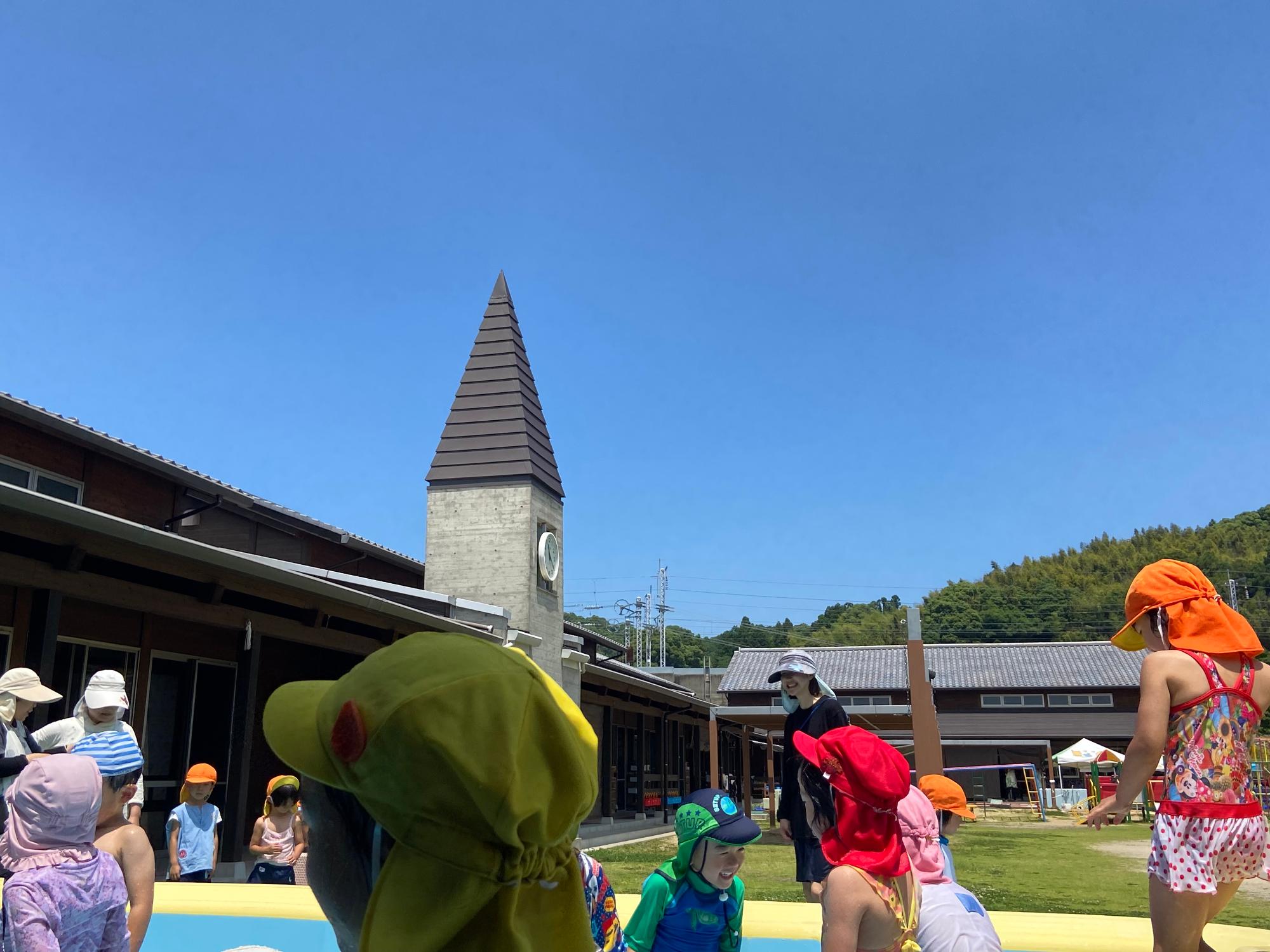歓声が広がるプール遊び