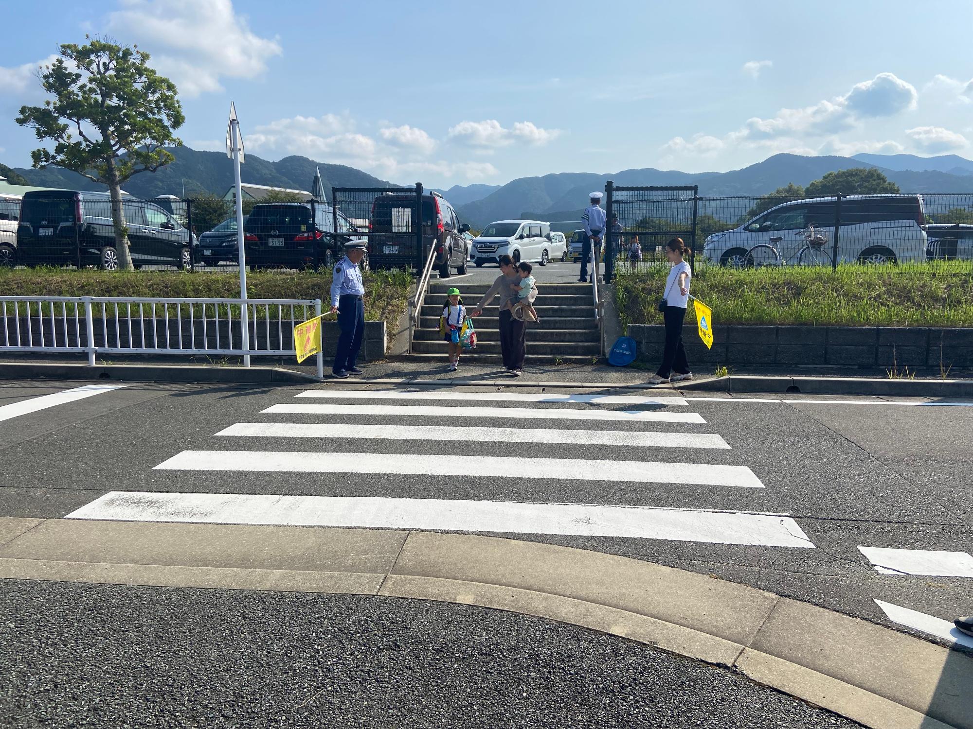 今日も交通指導員さんに見守られて