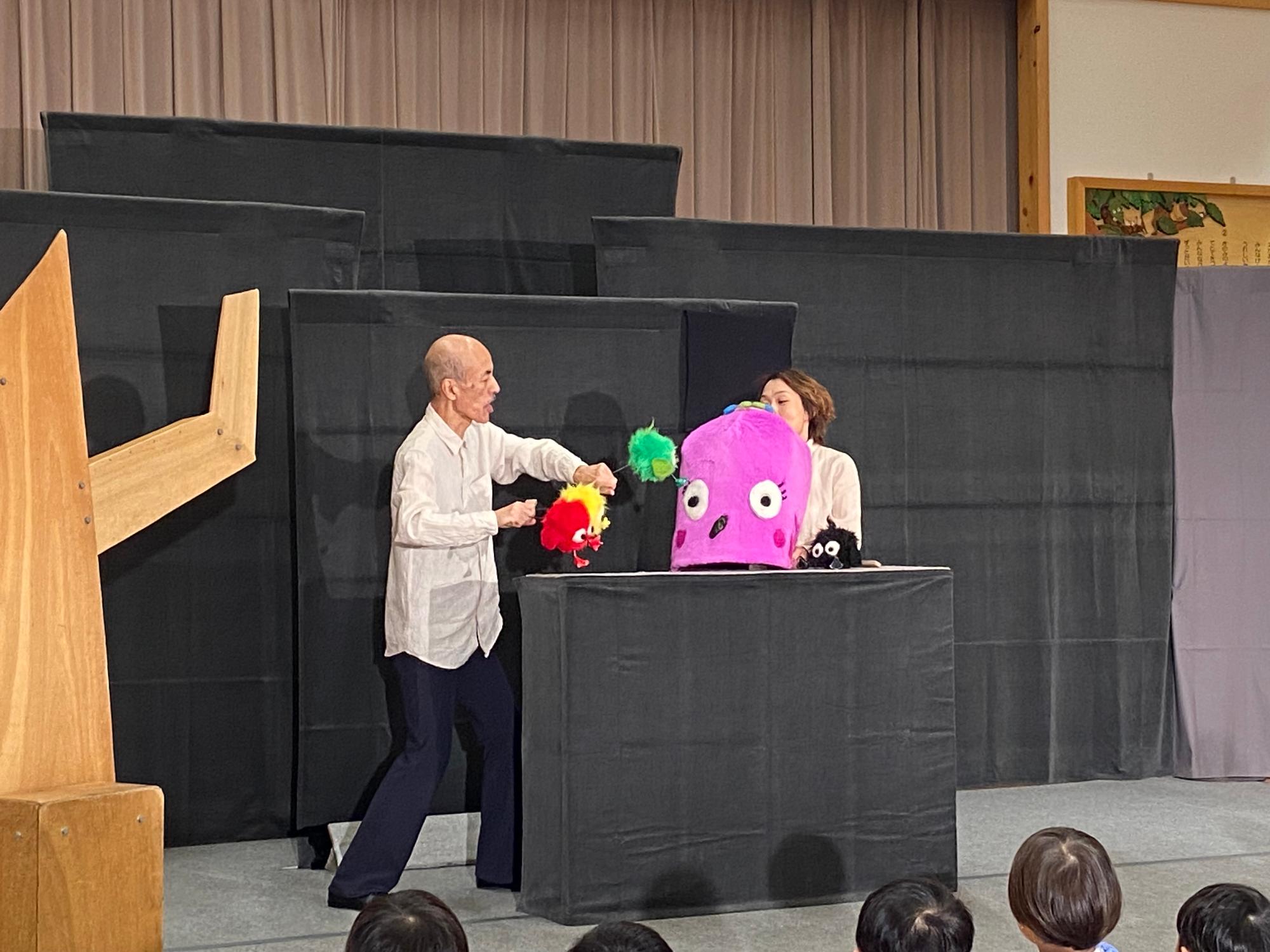 まっくろネリノと赤黄緑のお兄さん