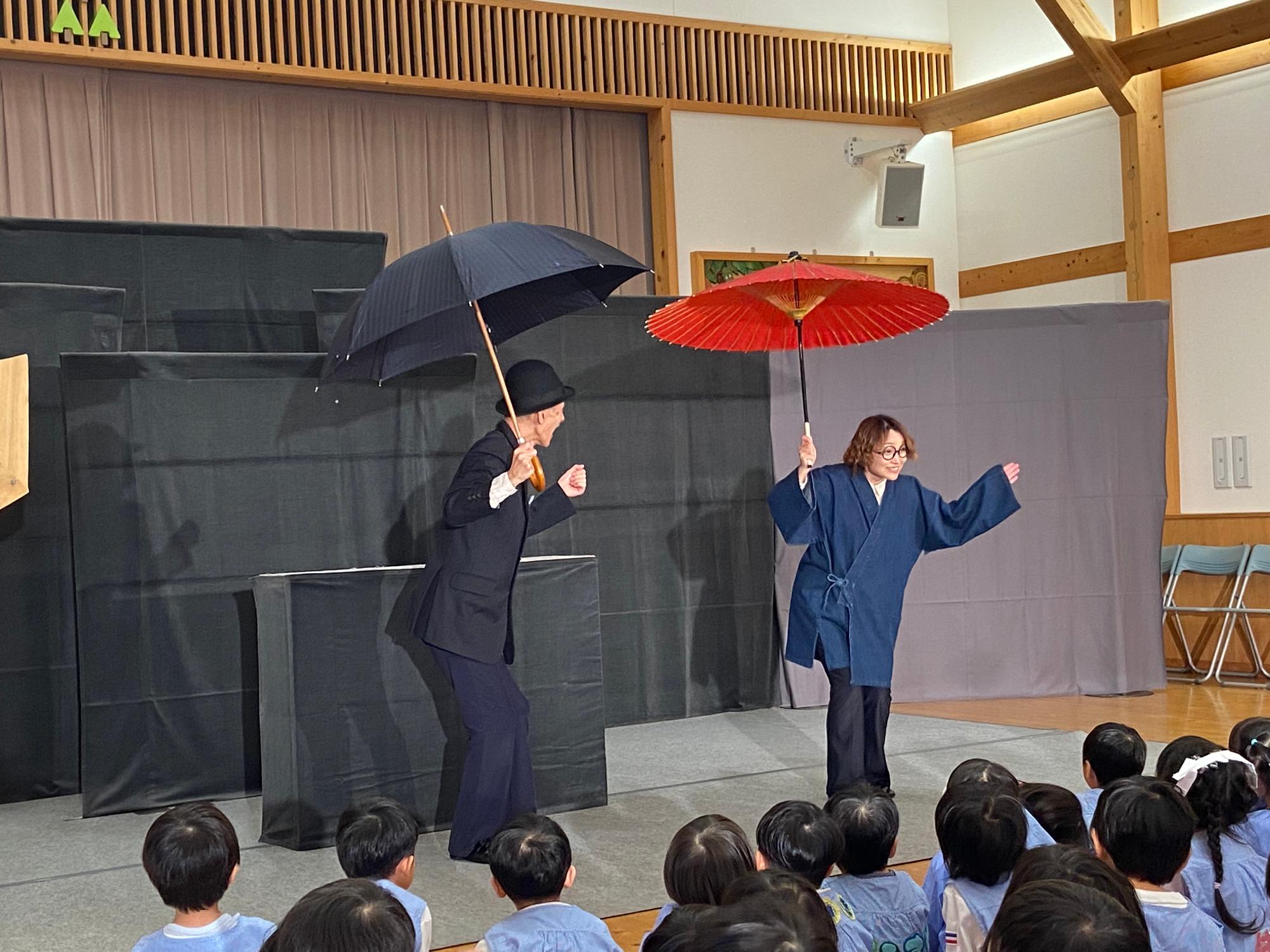 おじさんの立派な傘と赤い傘
