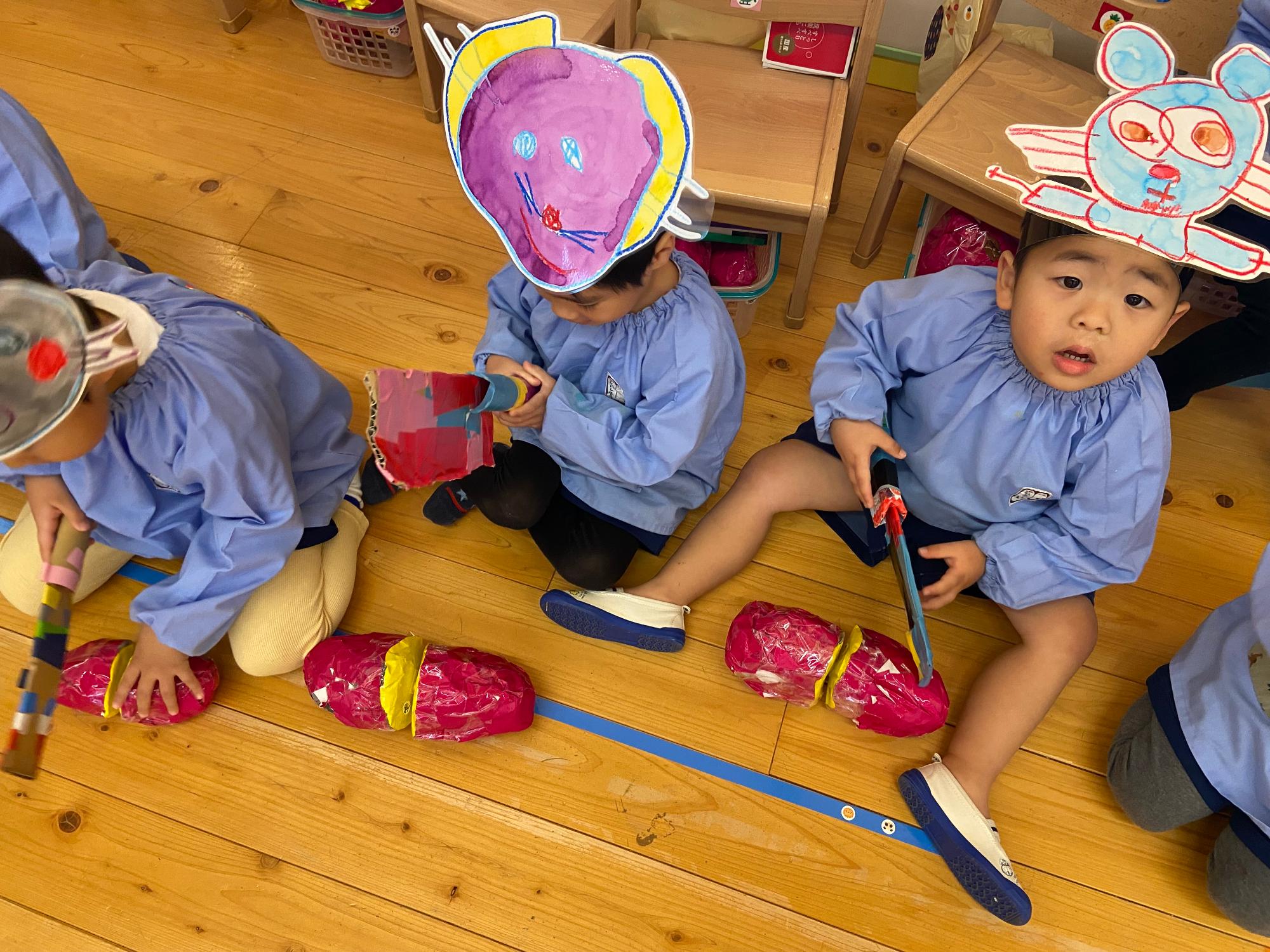 2024年年少児ねずみになりきって遊ぶ姿