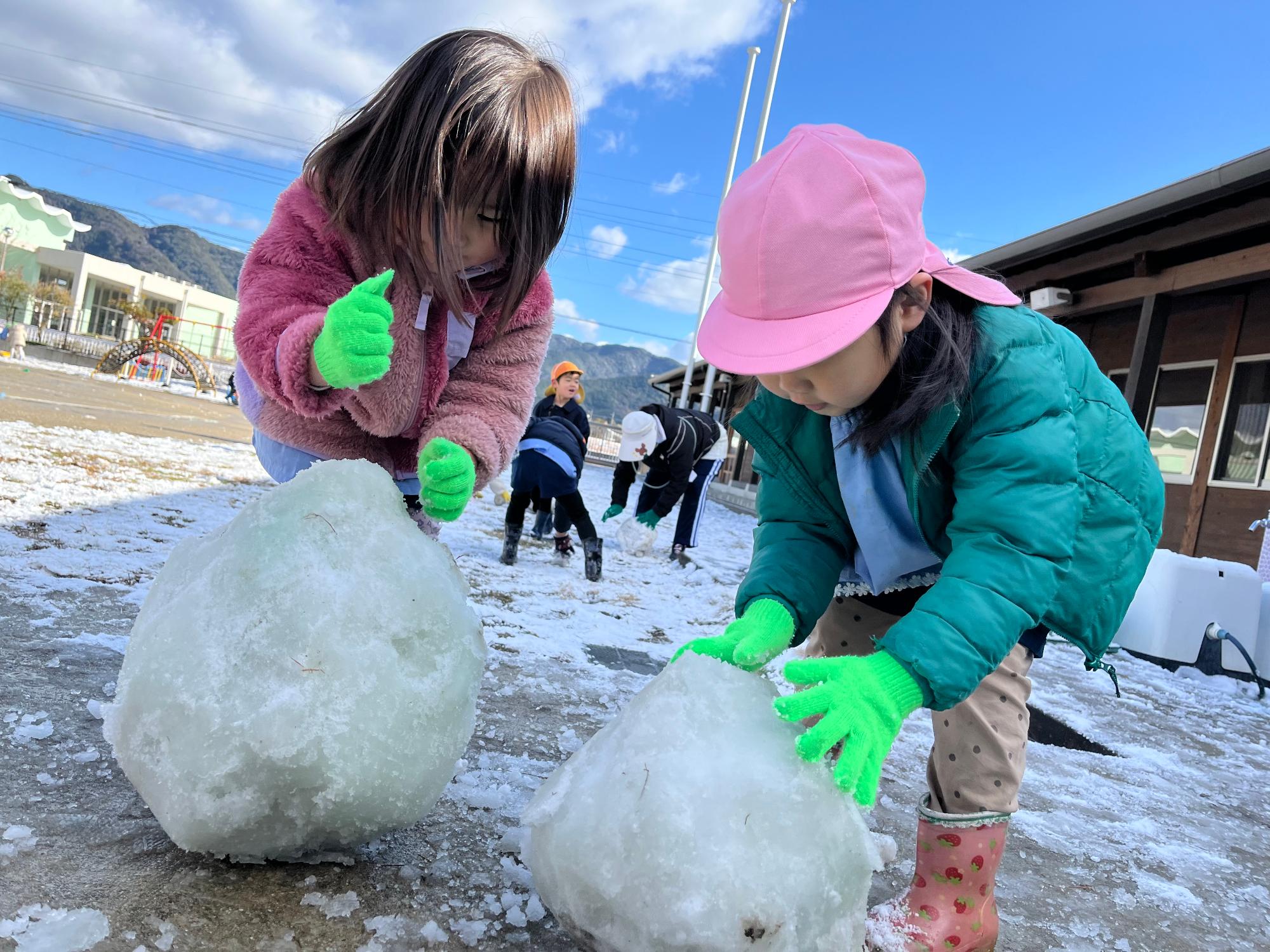 2025一日入園の写真雪遊び
