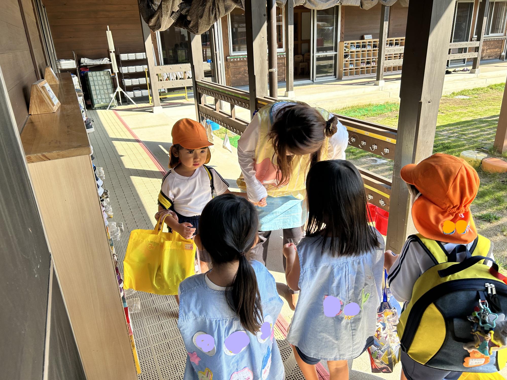 2026年9月靴箱朝のお迎えの様子