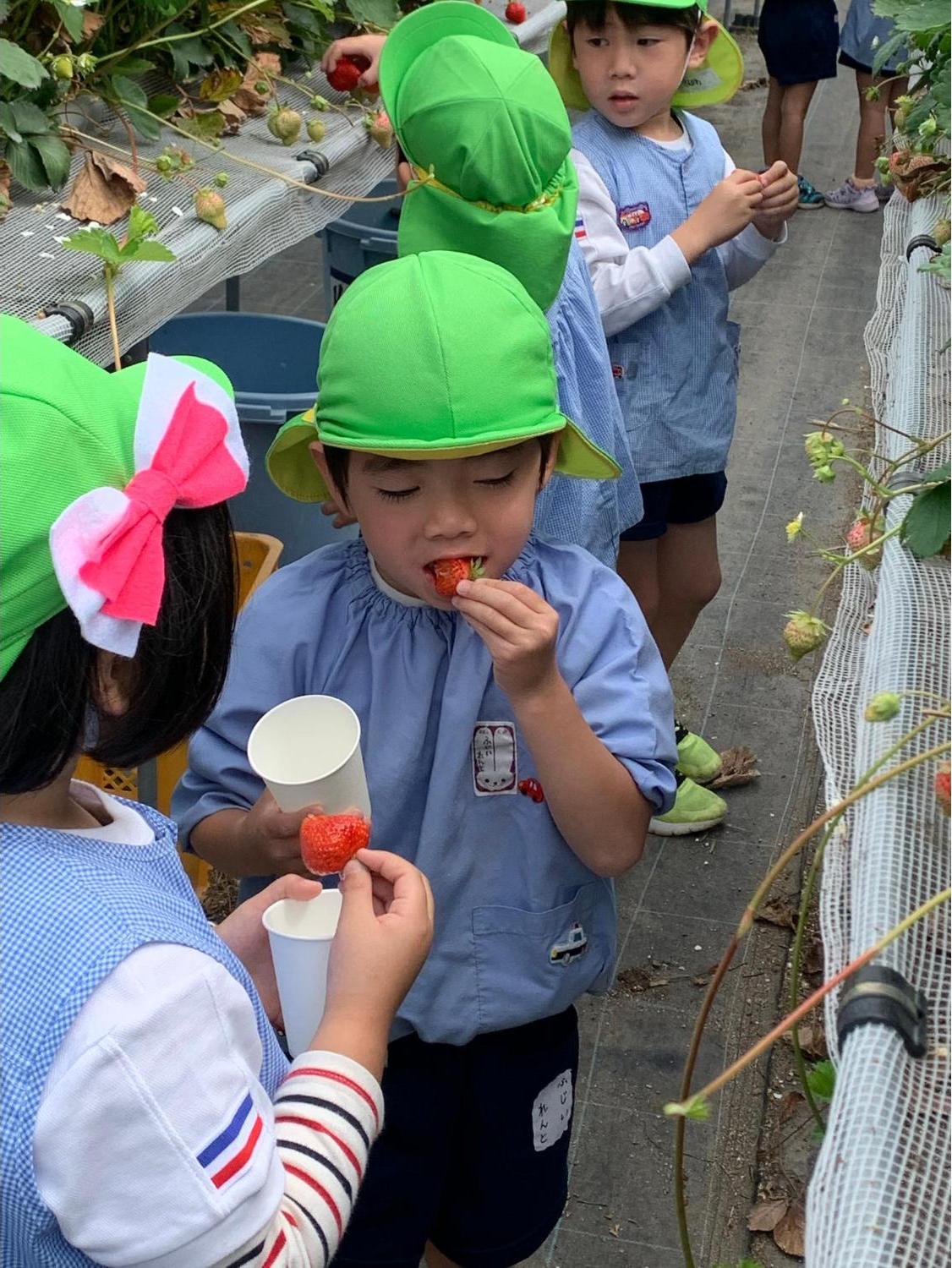 「おいしい？」「おいしいよ」と会話する二人