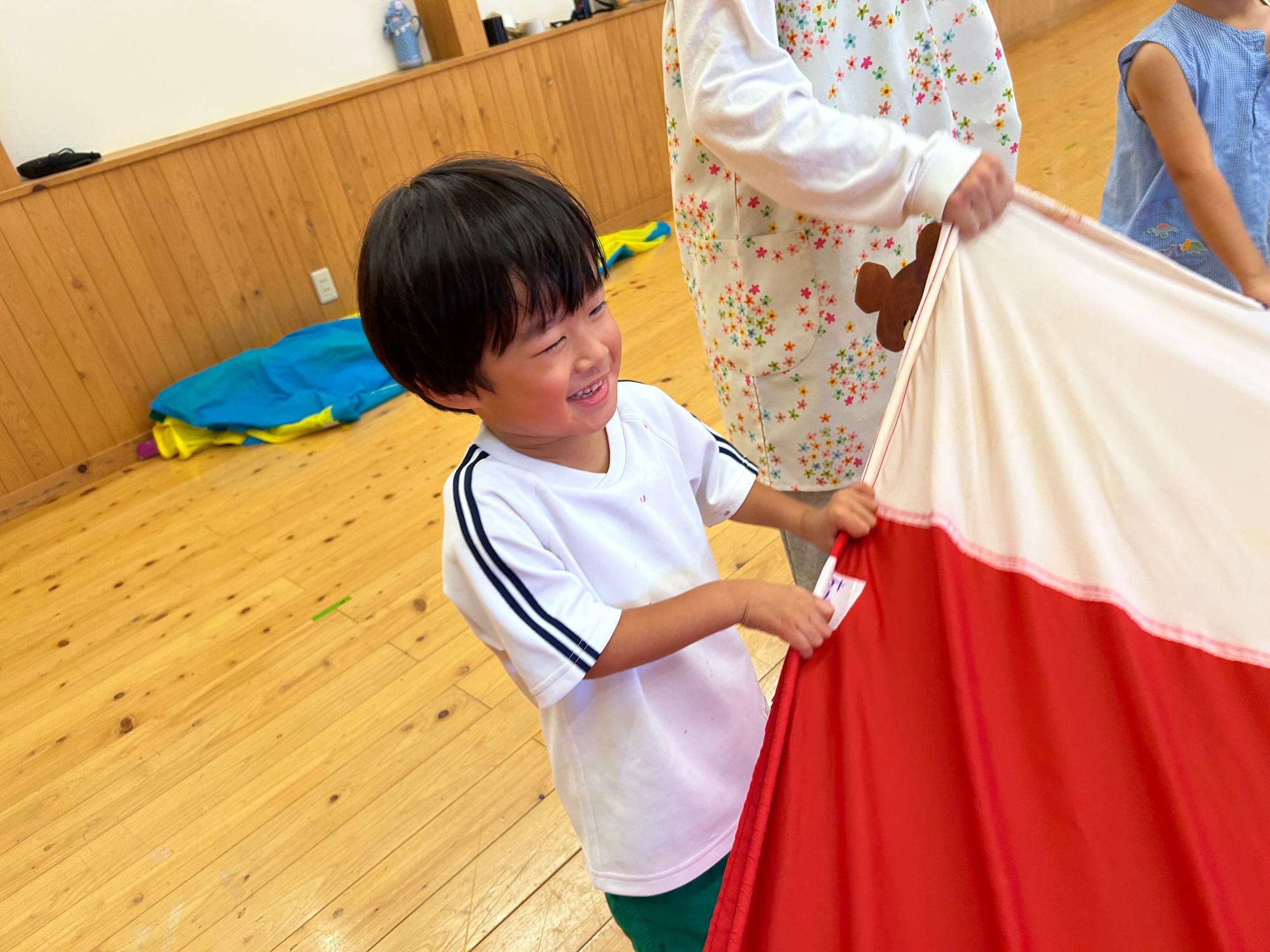 令和7年度9月年長バルーンを笑顔で引っ張る年長さん