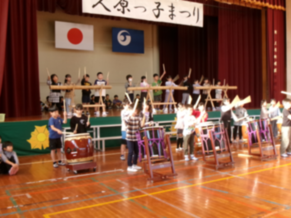 子どもたちが和楽器で演奏している様子