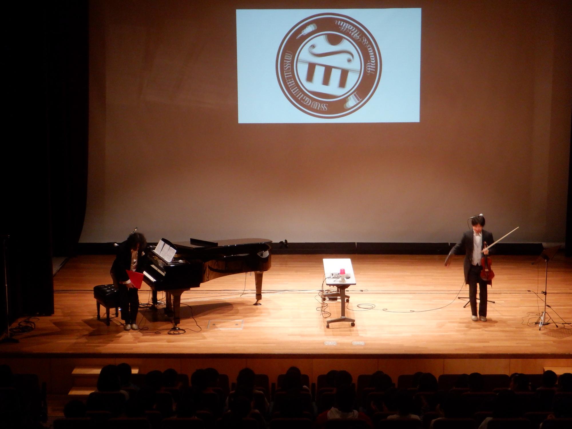 欅ホールでの音楽鑑賞の様子