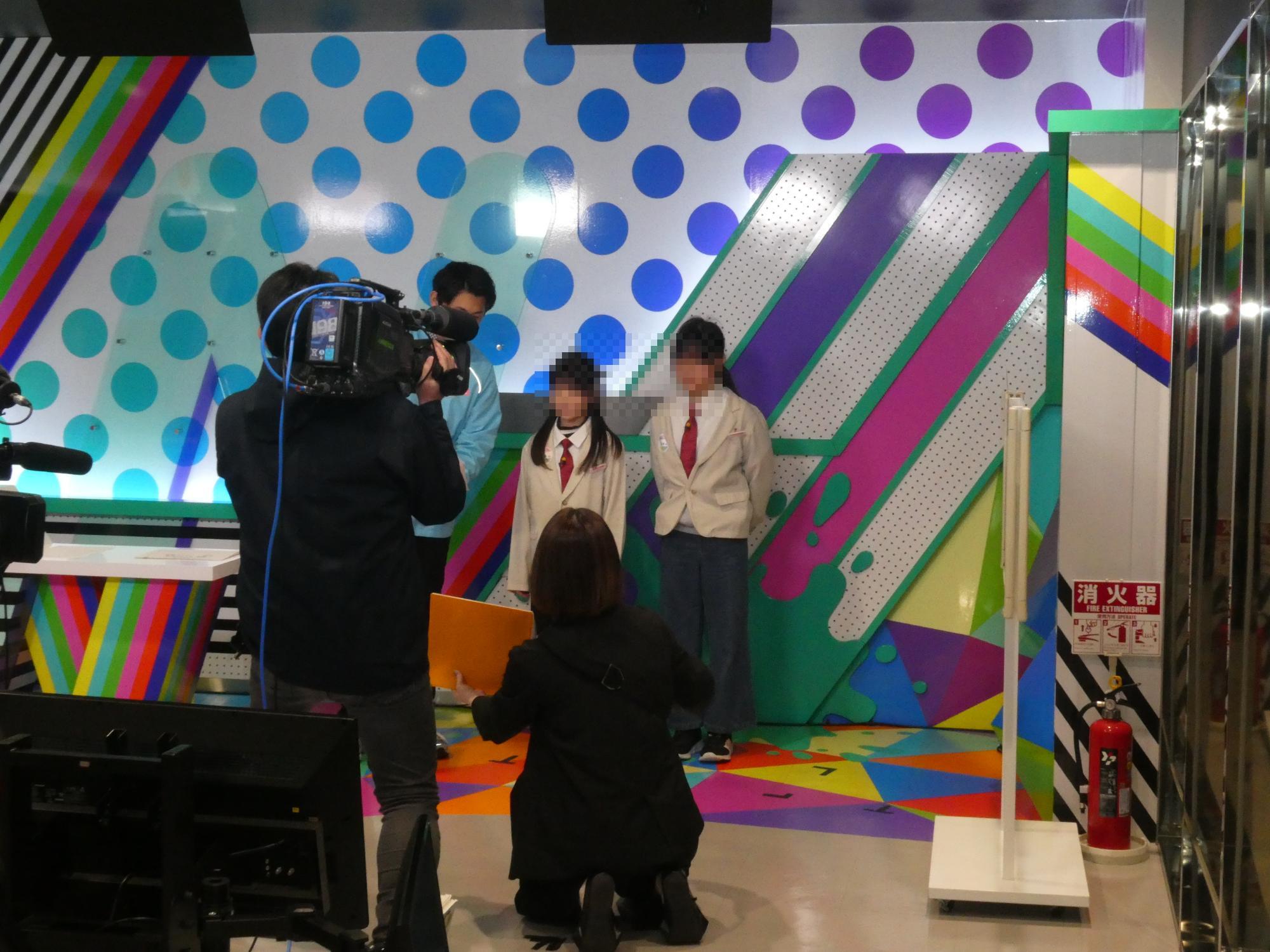 子ども2名が実際にニュース原稿を読んでいる様子