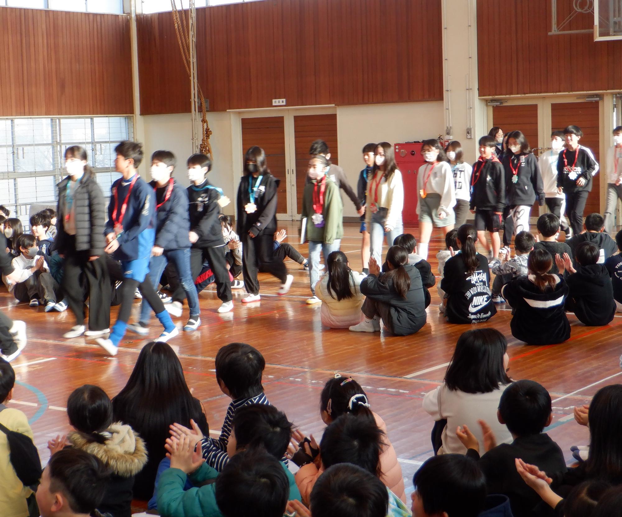 お別れ集会 6年生感謝の会の様子