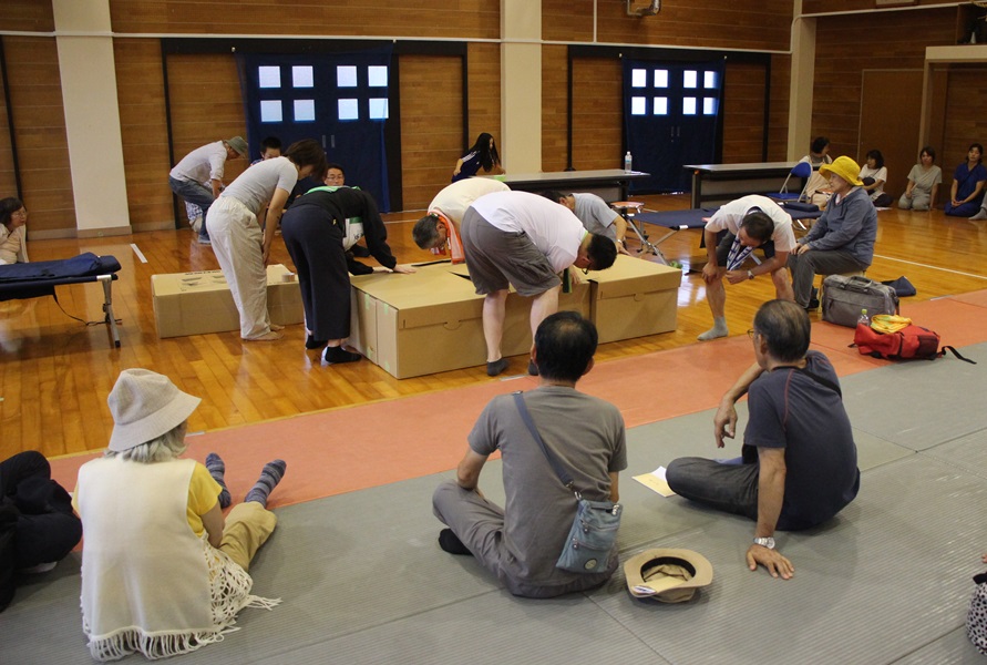 段ボールベッド組立
