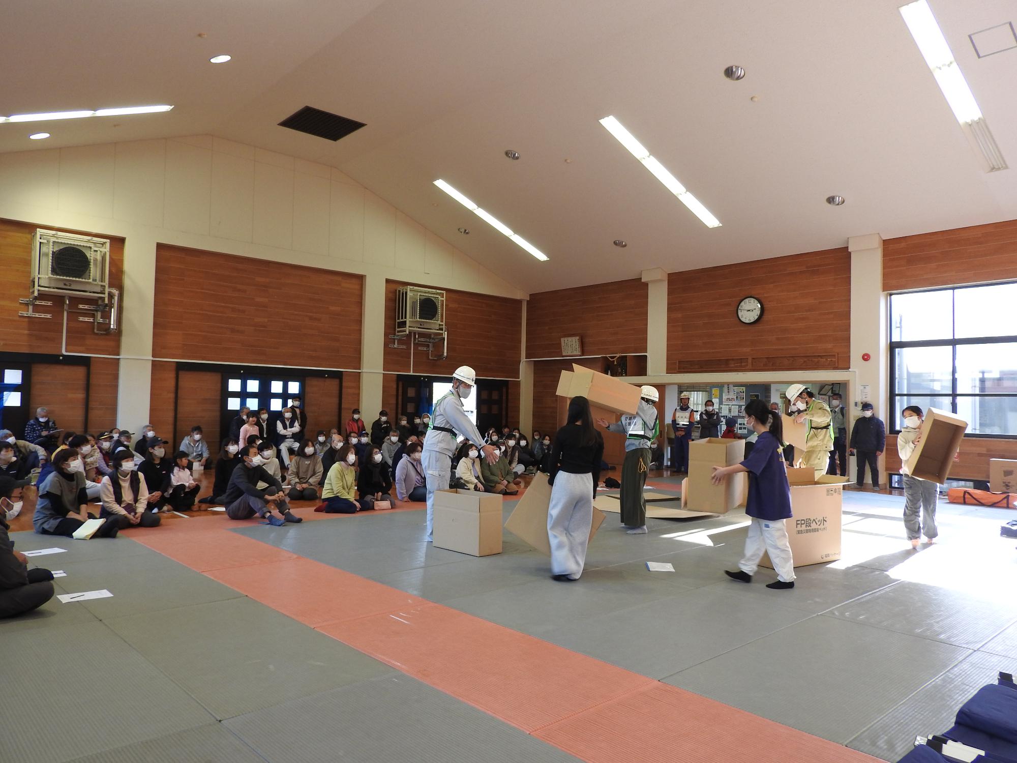 避難所では段ボールベッドの体験などもおこないました