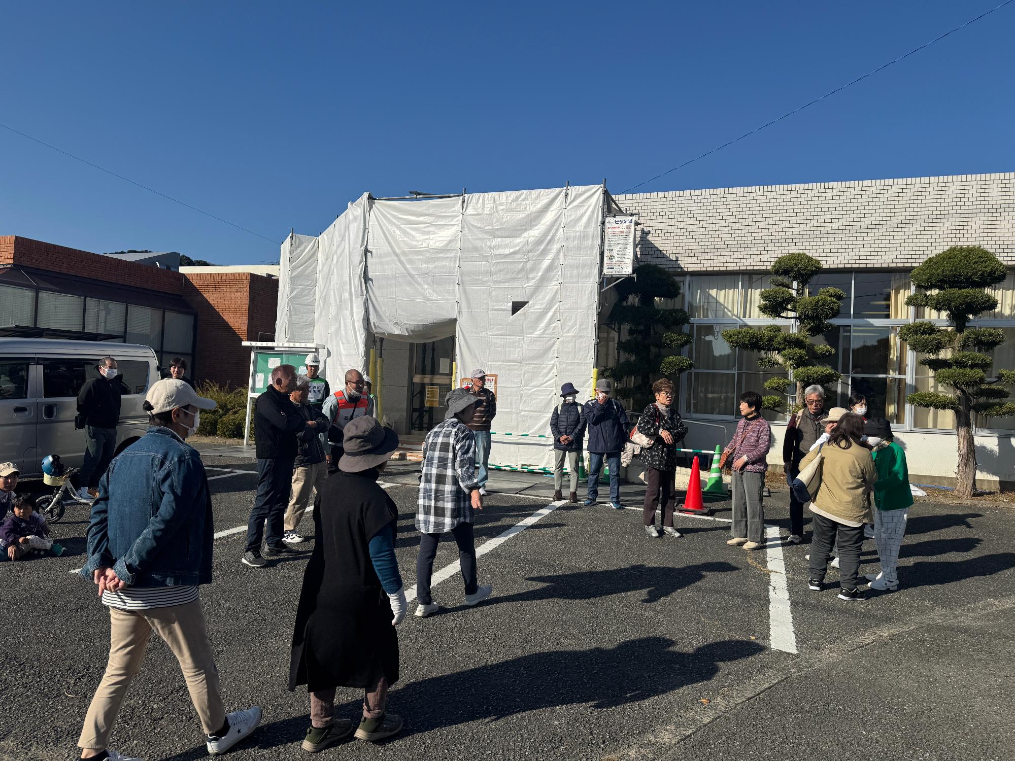 避難時集合場所から集団避難する様子