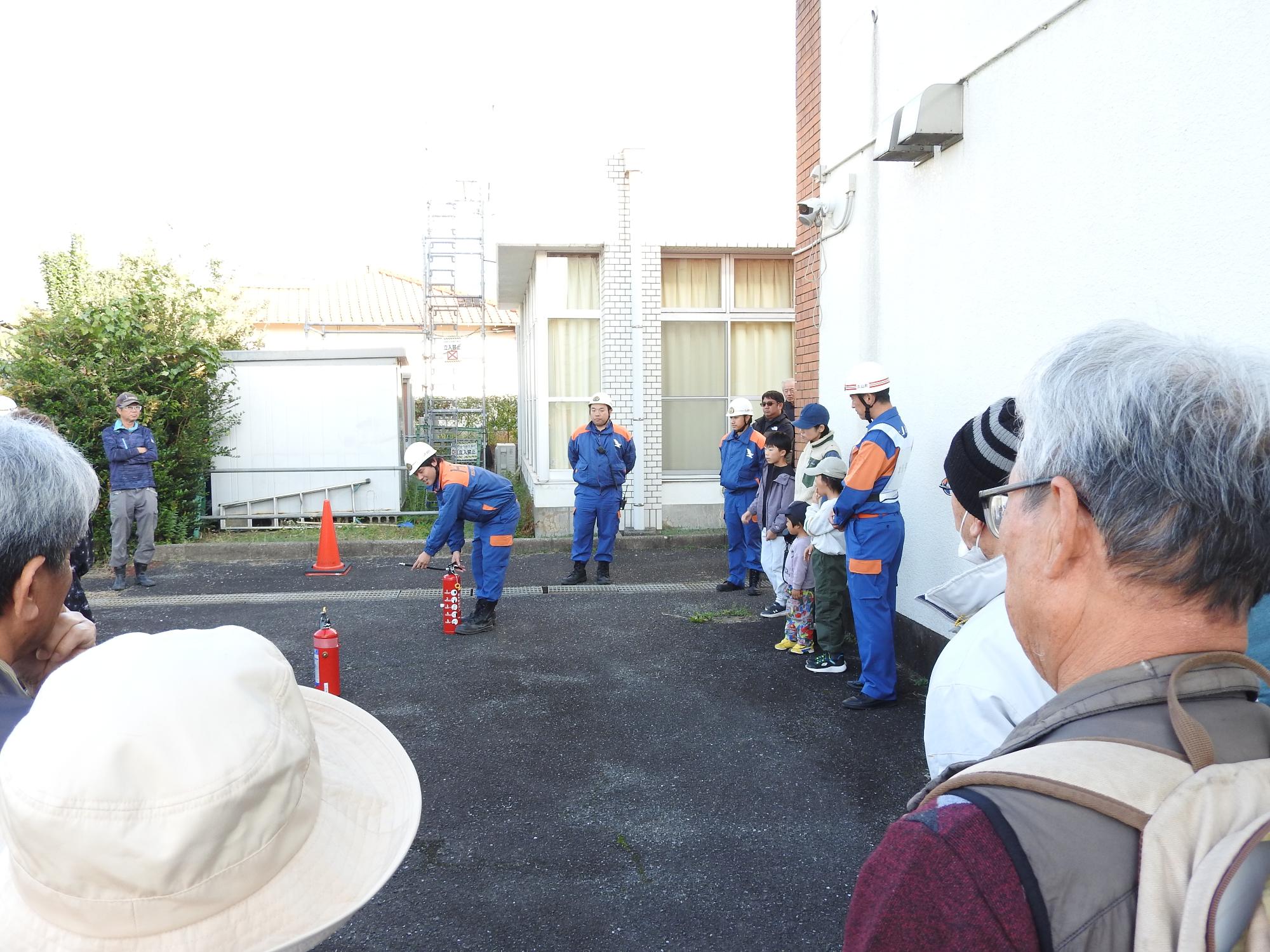 消防団による消火器の取扱い要領の説明