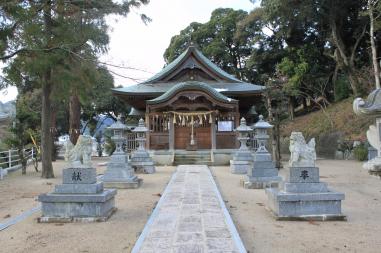 参道の両脇に狛犬と2つずつの石灯篭が設置された奥に鎮座する若宮八幡宮の社殿の写真