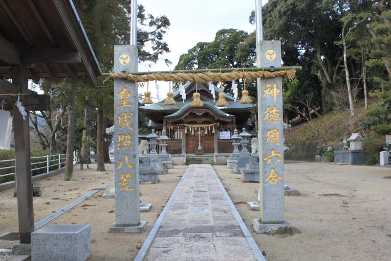 参道の手前左に「皇威照八荒」右に「神徳周六合」と刻まれた2つの石柱の写真