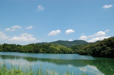 小高い山が池の水面に反射して映って見える白山（はくさん）の写真
