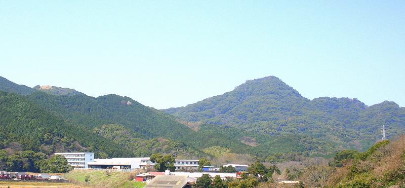 山並みの麓に建物が点在している写真