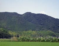 麓に田畑がある、遠見岳の山の写真