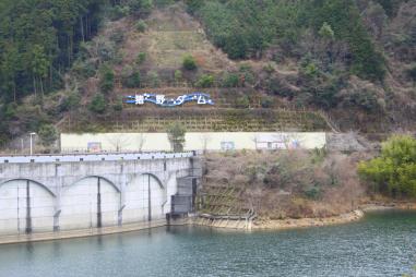 山の斜面に猪野ダムと表示されている手前にあるダムの写真