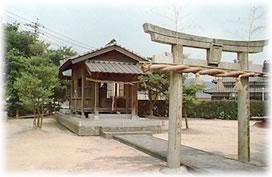 周囲に木々が植えてあり、石造りの鳥居と参道の先にある社殿を撮影した須賀神社の境内の写真