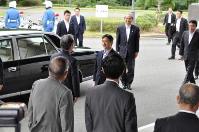ヘルスC&Cセンターへご到着された皇太子殿下を出迎えているスーツ姿の複数の関係者の写真